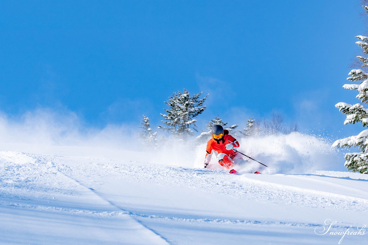 朝里川温泉スキー場　祝・積雪200cm到達。ふわふわのパウダースノーが降り積もったゲレンデを舞台に、女性スキーヤーチーム『TeamKP』成澤栞さんと秋山穂香さんが美しい滑りを披露！